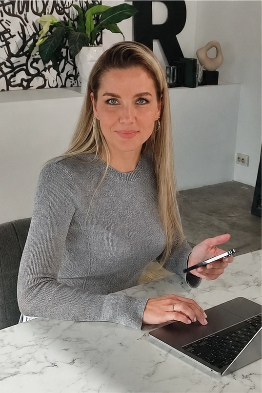 Ульяна Влада за ноутбуком